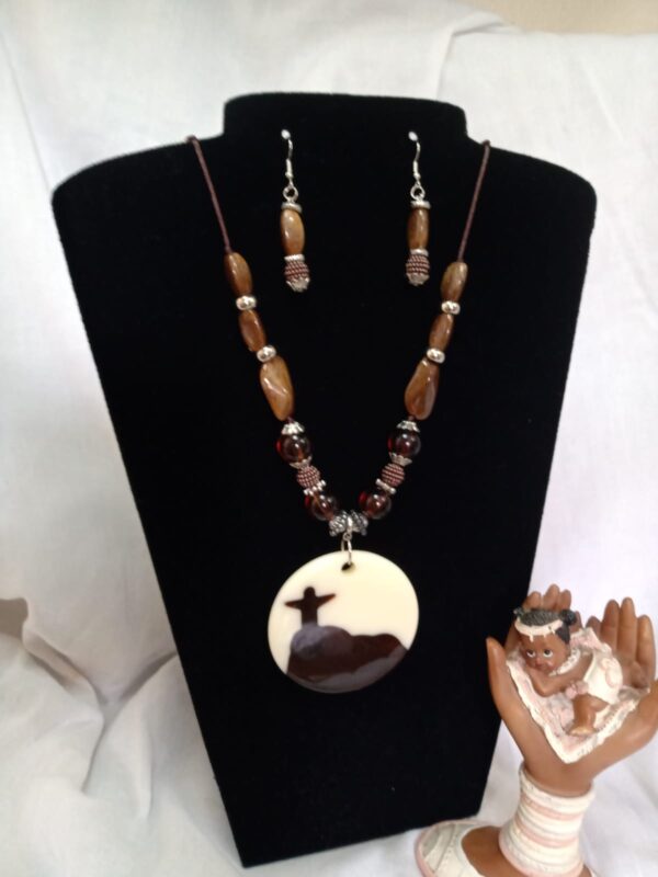 *Colar Marron Cristo Redentor - (Novo)