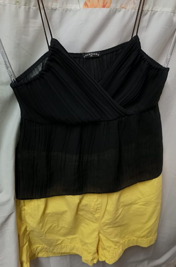 *Shorts Cambos, 50 (Novo), Miniblusa Champagne G seminova.