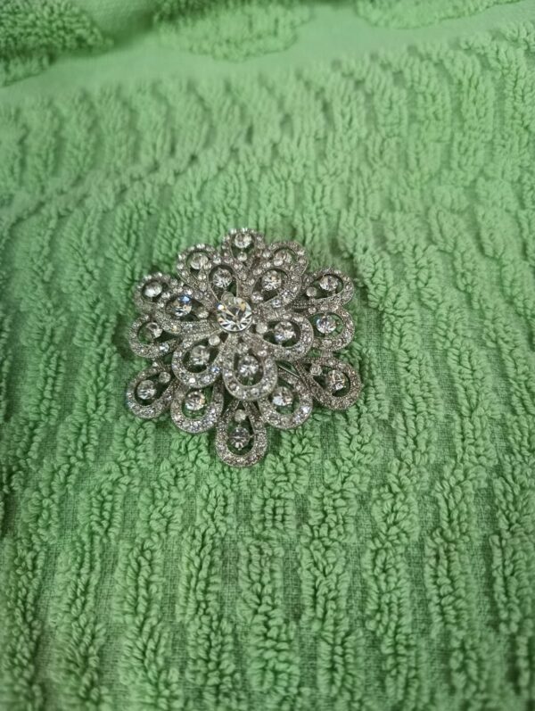 Broche de luxo prateado com strass - Image 3