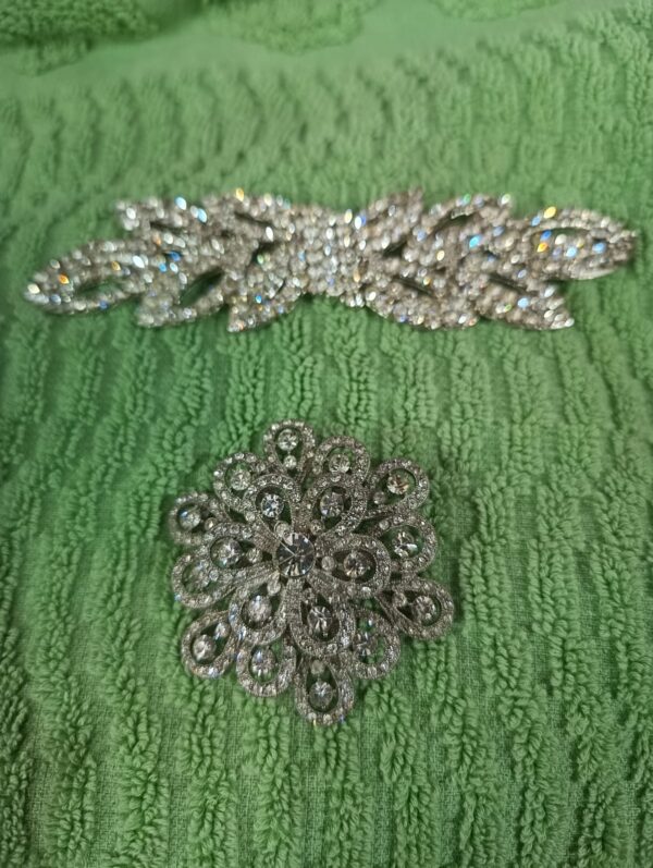 Broche de luxo prateado com strass