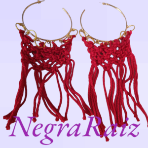 *Brinco Dourado com detalhe em Macramê vermelho - (Novo)